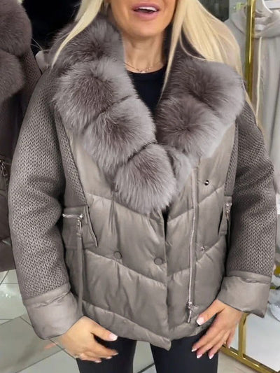 Elegantiška striukė su pūkiniais petniais, kailiniu apvadu ant gobtuvo ir mezginiais rankovėmis