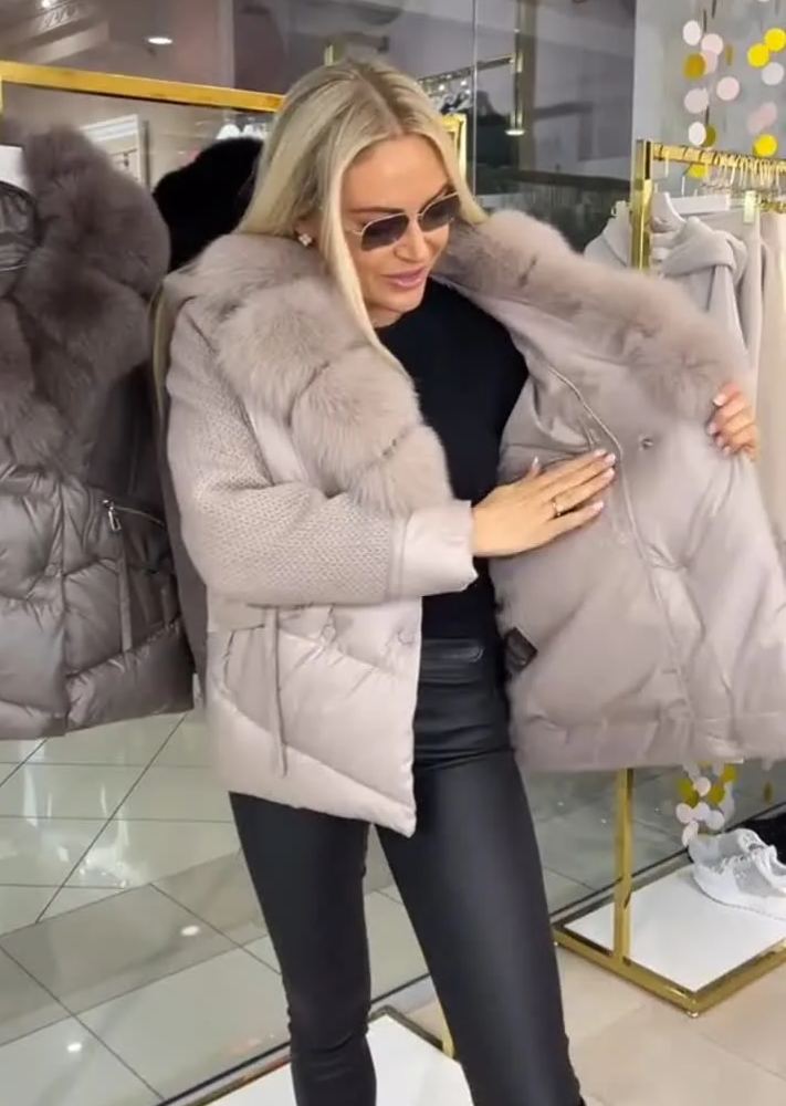 Elegantiška striukė su pūkiniais petniais, kailiniu apvadu ant gobtuvo ir mezginiais rankovėmis