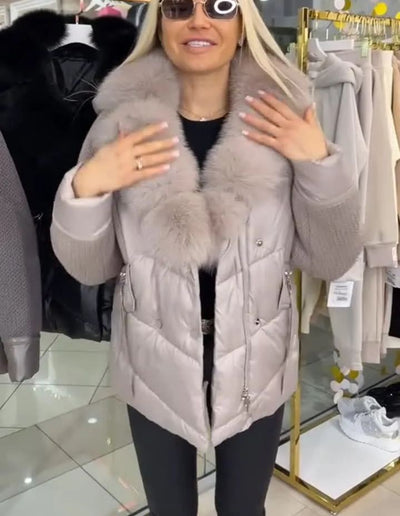 Elegantiška striukė su pūkiniais petniais, kailiniu apvadu ant gobtuvo ir mezginiais rankovėmis
